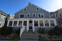 2BR Condo in Heart of Downtown -- Walk to Beach & Shopping Hotel a 