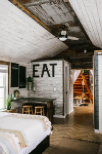 Elkhorn Log Cabin:Secluded Setting:Prime Location