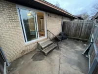 Conveniently located duplex! Hotel dekat Massard Prairie Battlefield Park