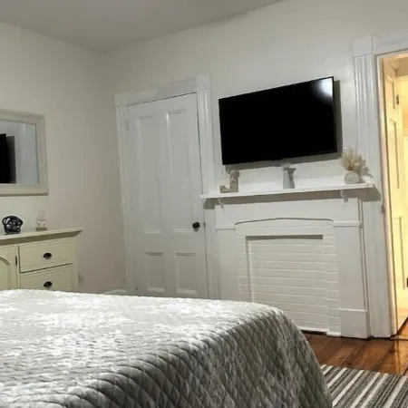 Down Town Salem brand-new 1bdr apt