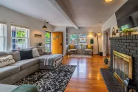 Central Cozy Cottage! Spacious entertaining area, gameroom, and cornhole arena!