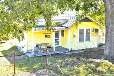 Alfred Haus 15min to town, porch, pond Отели рядом с достопримечательностью «Национальный исторический парк имени Линдона Б. Джонсона»