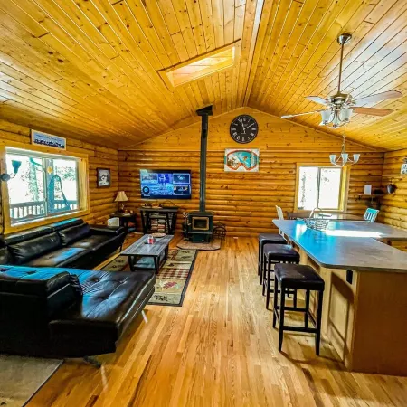 Secluded and Cozy Log Cabin /w Hot Tub + Fire Pit