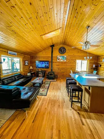 Secluded and Cozy Log Cabin /w Hot Tub + Fire Pit