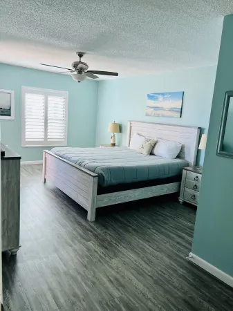 Indies House Sought After Beachfront Condo w Pool near shopping and restaurants Отели в г. Ормонд Бич