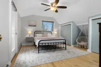 Feet from Lake & Downtown, 6Br/4Floors,Hot Tub, Pet Friendly, Firepit, Pond View