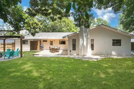 Welcome to our gorgeous remodelled home! Near Anna Maria and Bradenton beach.