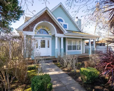 Lakeside house with access to dunes, lakes, and the ocean! レイクサイドのホテル