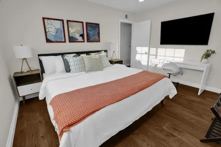 9 mins from Disneyland Arcade Jacuzzi EV Charge