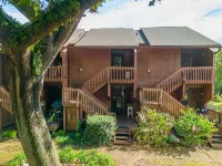 unFOREgettable 19th hole - steps from the Country Club, Golf & Pools - Pets OK! Hotels in Diamondhead