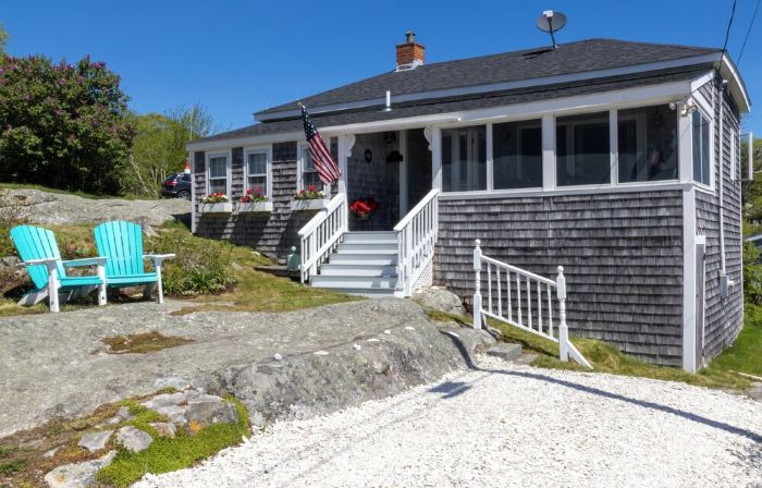 Cozy Ocean Side Cottage with screened in Sun room! 5 minutes from Private beach