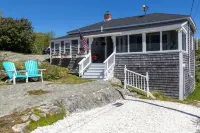 Cozy Ocean Side Cottage with screened in Sun room! 5 minutes from Private beach - 3-Star