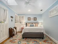 Cozy cottage with rooftop deck, fire pit, hot tub & community boat dock and cove Hotels in Bosque County
