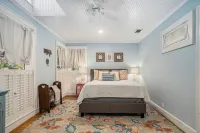 Cozy cottage with rooftop deck, fire pit, hot tub & community boat dock and cove