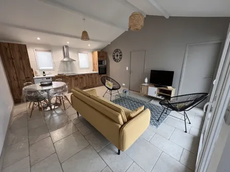 2 Bedroom Private Vacation Home in Margotteau, la Flotte