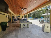 Spacious 5-bedroom house with WiFi, AC, Heated Pool and Jacuzzi in Central Tampa Hotels in Egypt Lake-Leto