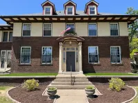 Gatsby charm with modern comforts! Historic home & neighborhood w large backyard Отели рядом с достопримечательностью «Университет Айова Коммьюнити»