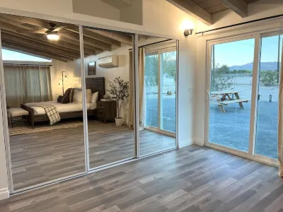 Modern Ranch House~Great for Big Groups! Salt Water Pool + Spa 화이트워터 패스 트레일헤드 주변 호텔
