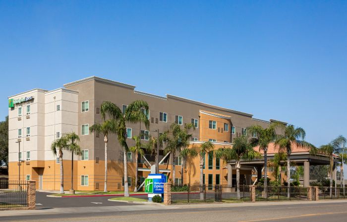 โรงแรม Holiday Inn Express and Suites Bakersfield Central บาย IHG