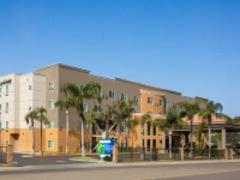 ホリデイ イン エクスプレス アンド スイーツ ベーカーズフィールド セントラル by IHG ベーカーズフィールドのホテル