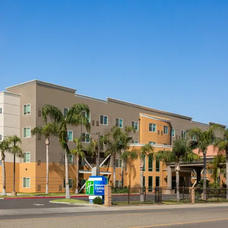 Holiday Inn Express & Suites BAKERSFIELD CENTRAL by IHG