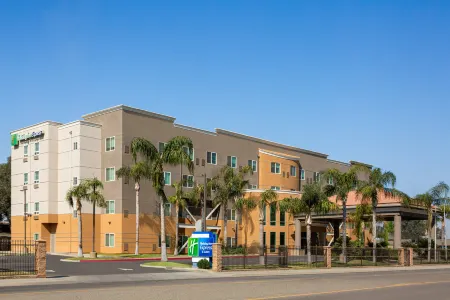 Holiday Inn Express & Suites Bakersfield Central Отели в г. Керн