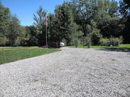 newly remodeled cabin style cottage, close to public boat ramps, and beaches .