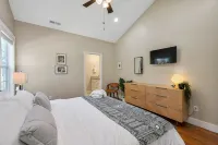 Yellow Bike Bungalow-Block from Bike Trail-Fireplace & Hot Tub - Dog Friendly