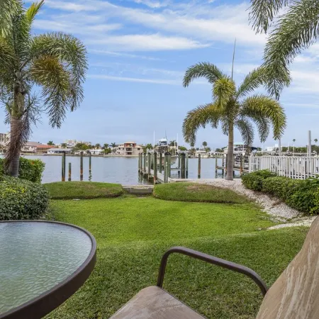 Luxury waterfront townhome, 5 min to beach, pool, boat slip & rooftop deck!