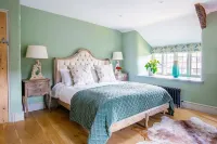 Bramley Cottage Romantic Bolthole Sleeps 2 (Dog Friendly) Near Award Winning Pub