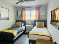 Adversity Home - Open Concept, with Pacman Machine. Close to I-40 Airport East Park附近的飯店