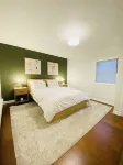 Stylish Loft with Parking Near NYC + Hospital - 4 ดาว
