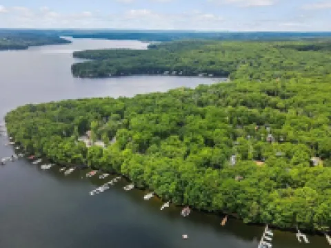 Sunny Point Lake Wallenpaupack Lakefront  with Private Dock - 4 Bedroom Sleeps 9 Hotels in Paupack Township