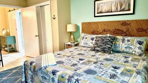 Unit #216 Minutes to the beach! So cute & spacious w/ peek a boo view of Gulf! Hotel a Redington Beach