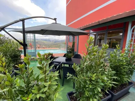 NiGiNo house sleeps 6, private pool and garden