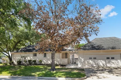 Charming 4-bedroom 3.5 bath house with pool, fitness room in Sugar Land, Hotel in zona Smart Financial Centre at Sugar Land