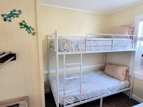 DB 10 High Tide--1 BR Cottage, Living Room, Kitchenette, Walk to Beach, Dogs OK!