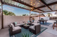 Resort Style Backyard- Heated Pool, Putting Green, Outdoor TV and Pool Table. Hotels in Peoria