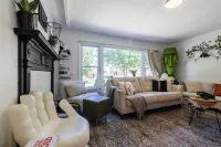Haus Of Hues: MDRN Bright Peaceful Private Apt - 4-Star