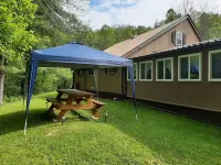 The country cottage: with gorgeous 5 person hot tub!!