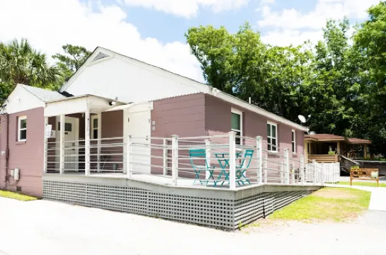 2 Southern Charm Studio 2 is a Private Studio 4 Miles to Downtown Charleston