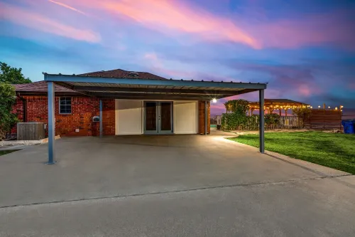 Texas Farmhouse on 10 Acres with  private Pool and Hot Tub Spa