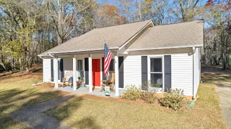 Modern 3 King Beds + Rocking Chair Front Porch & Back Patio. Near Downtown!