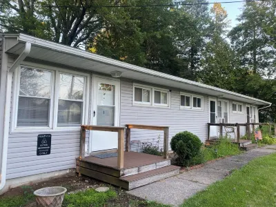 Cliffside Getaway: Turning Stone, Vernon Downs,etc Hotels near The Bull Farm Antiques