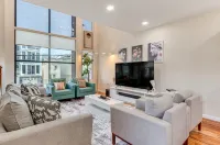 Townhouse - Urban Living with Rooftop Deck!