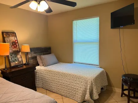 Best Stays@ La Meza Roja, Wifi, Pet Friendly- fenced Отели в г. Тилер