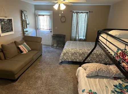 Boutique Cottage on Gated Estate 3 bd 2 ba Getaway wifi cable ADA entry Hot Tub