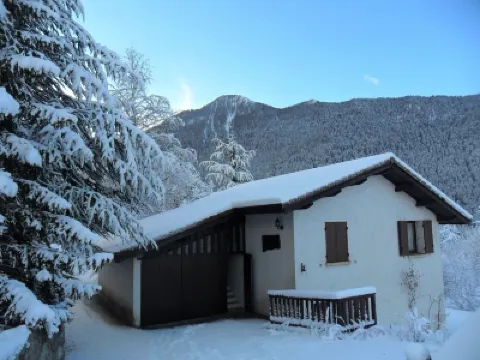 Chalet on the edge of the Mercantour Park in Saint-Dalmas de Valdeblore. 鄰近La meridiana di Ilonse的酒店