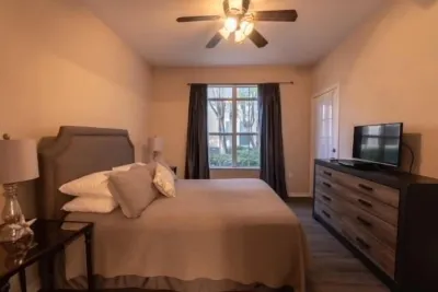 Main Floor Condo at the Avalon - Clearwater FL Clearwater Country Club附近的飯店