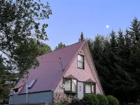 A-framed Adirondack cottage near Great Sacandaga Lake Hotele w: Fulton County